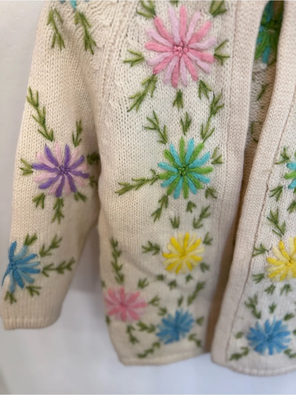 Vtg 60s 70s Hand Loomed 100% Virgin Wool Floral Embroidered Cardigan Sweater S/M - Picture 4 of 9